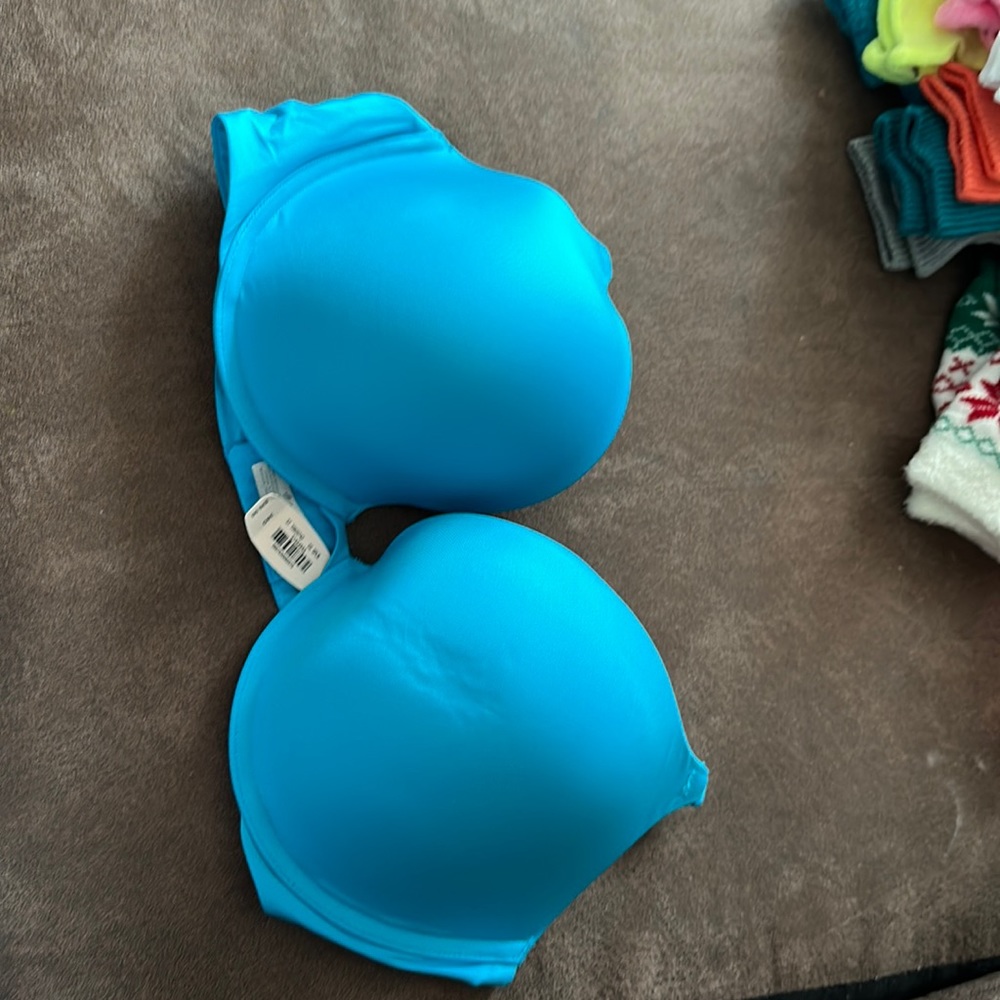 Victoria Secret bra size 38D. NWT